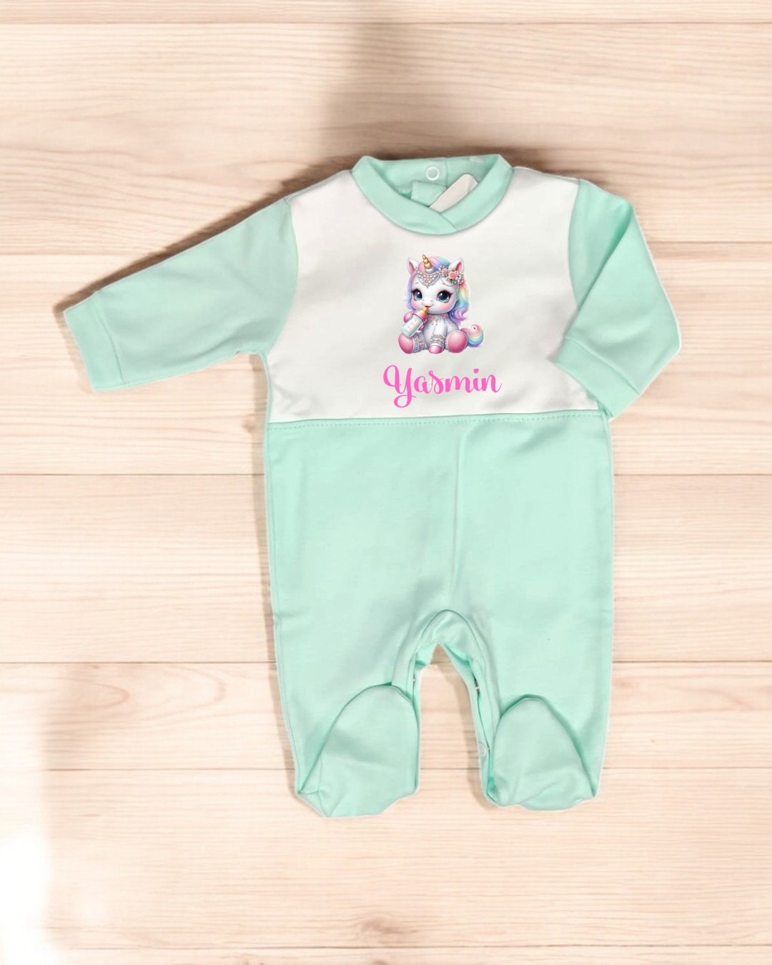 Pijama para bebé verde menta e branco com estampa de unicórnio e texto Yasmin