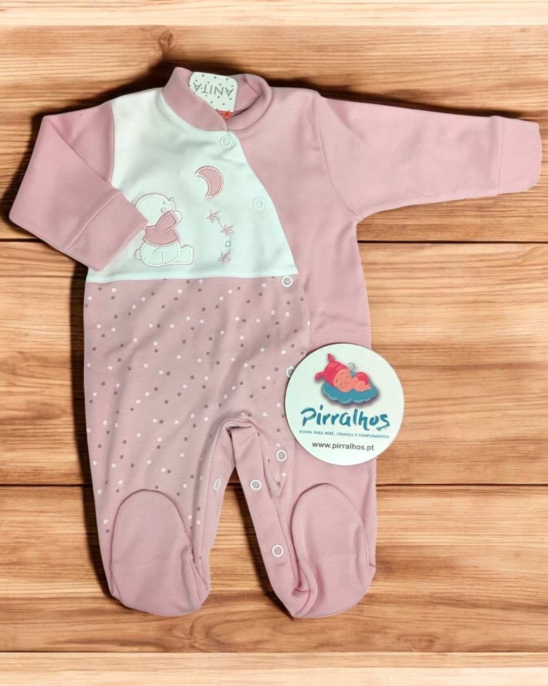 Macacão de bebé rosa e branco com desenho de urso e lua, botões de pressão e etiqueta Pirralhos