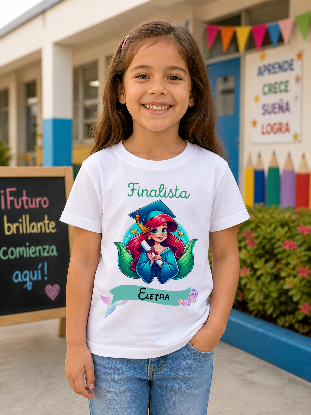 Camisola infantil branca com estampa colorida de desenho animado e texto Finalista Eletra