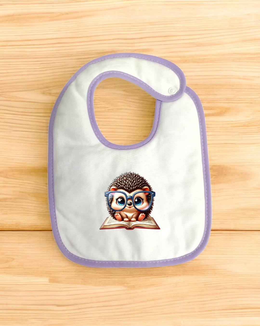 Babete branco com borda lilás e estampa de ouriço com óculos lendo um livro