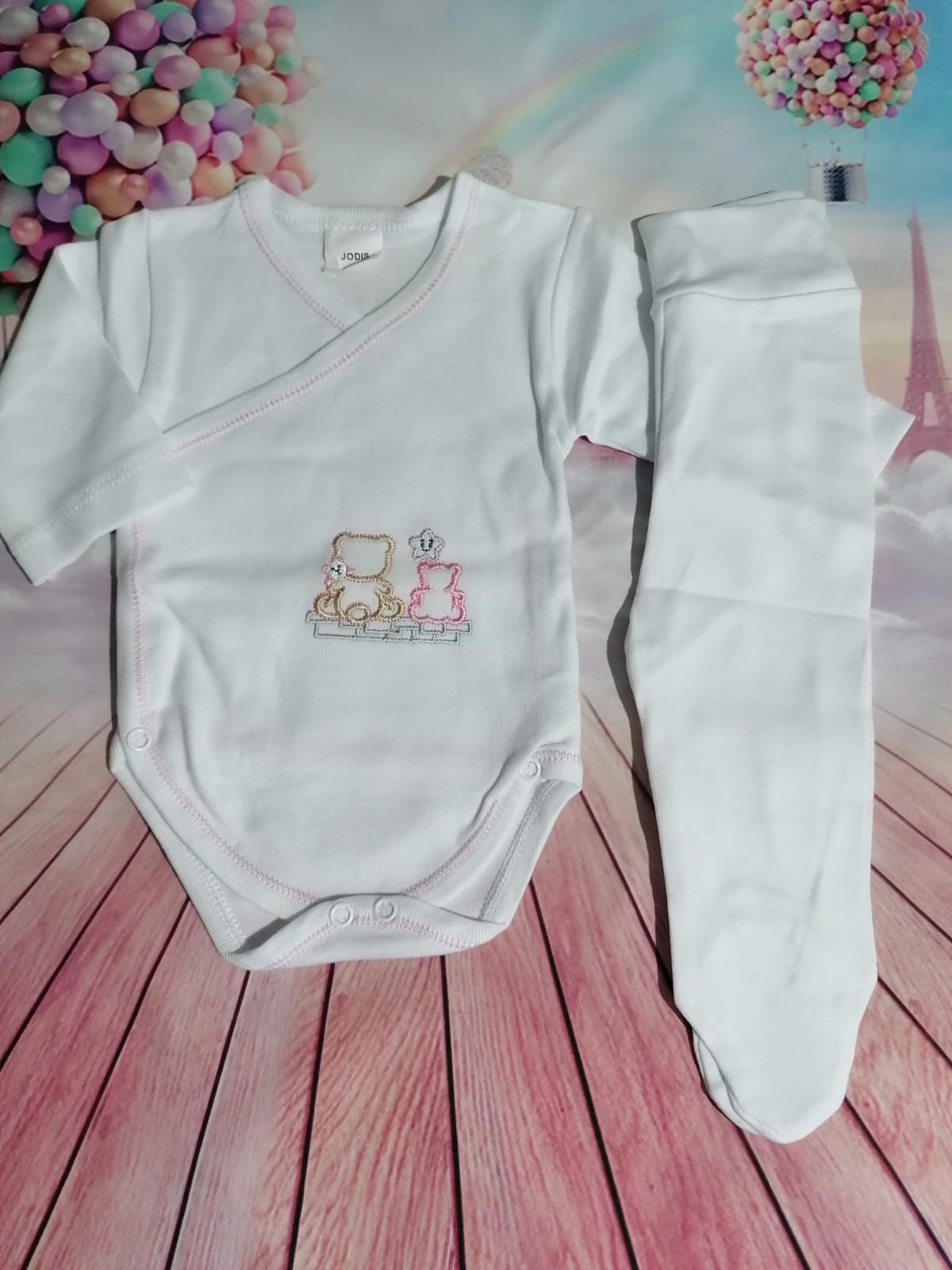 Conjunto de bebé branco com body e calça com bordado de ursos