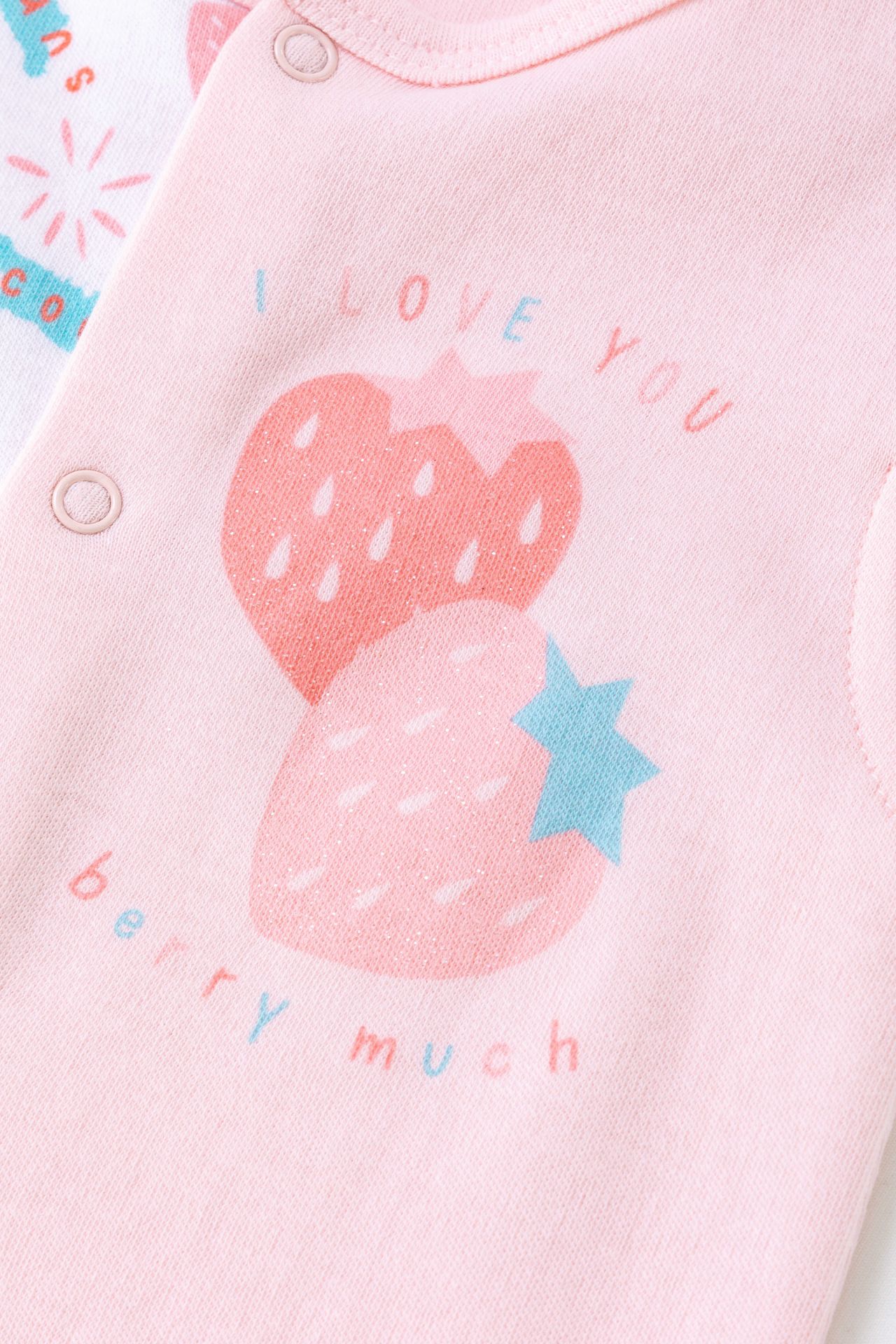 Roupa de bebé cor-de-rosa com estampado de morangos e texto I LOVE YOU berry much