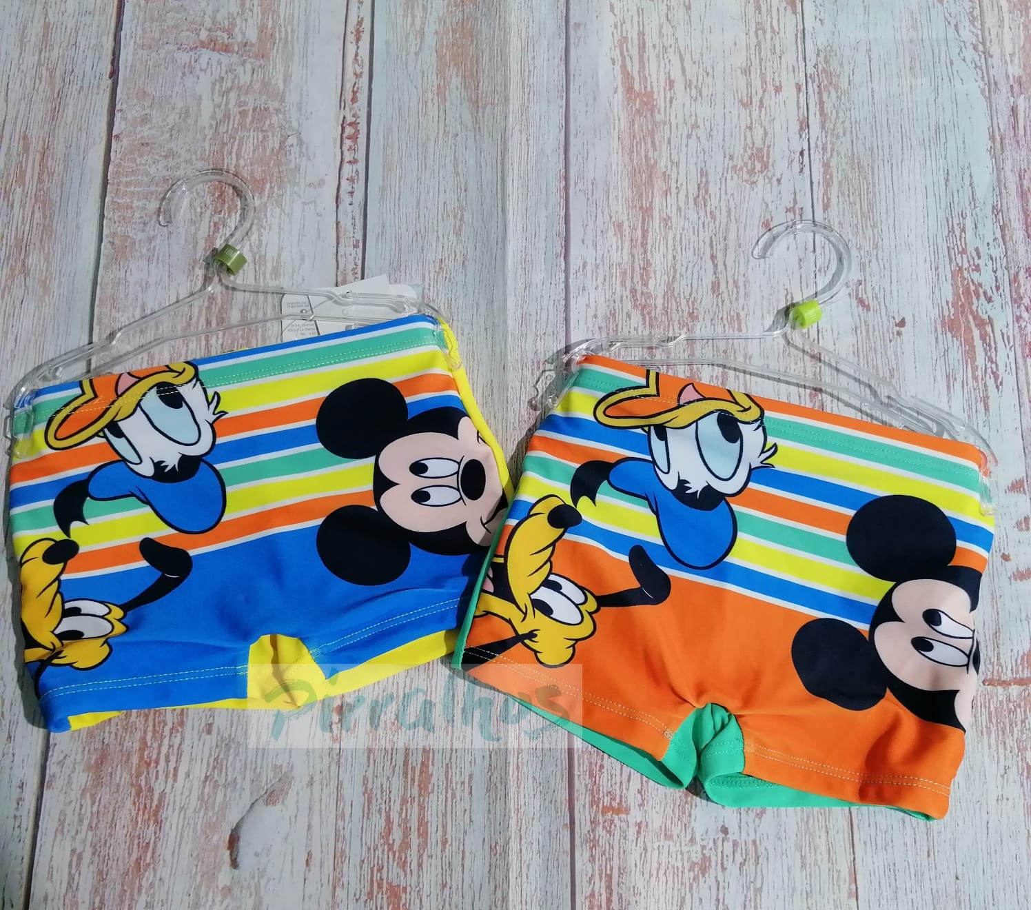 Dois calções de banho infantis com personagens da Disney em cores vibrantes