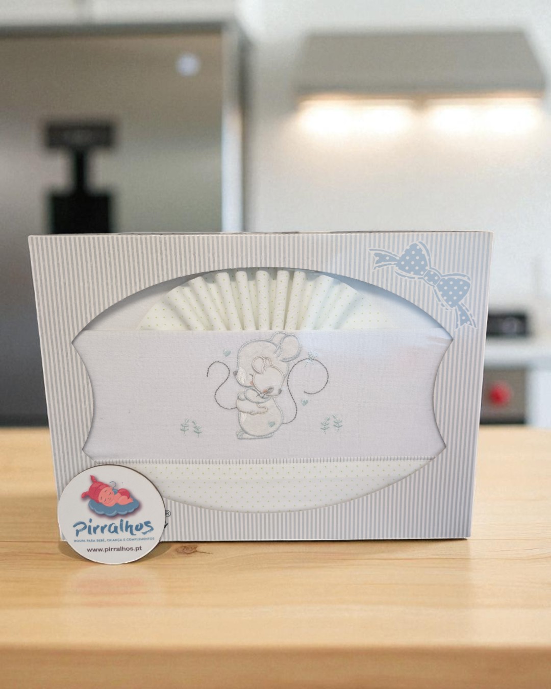 Caixa branca de têxteis para bebé com bordado de rato cinzento