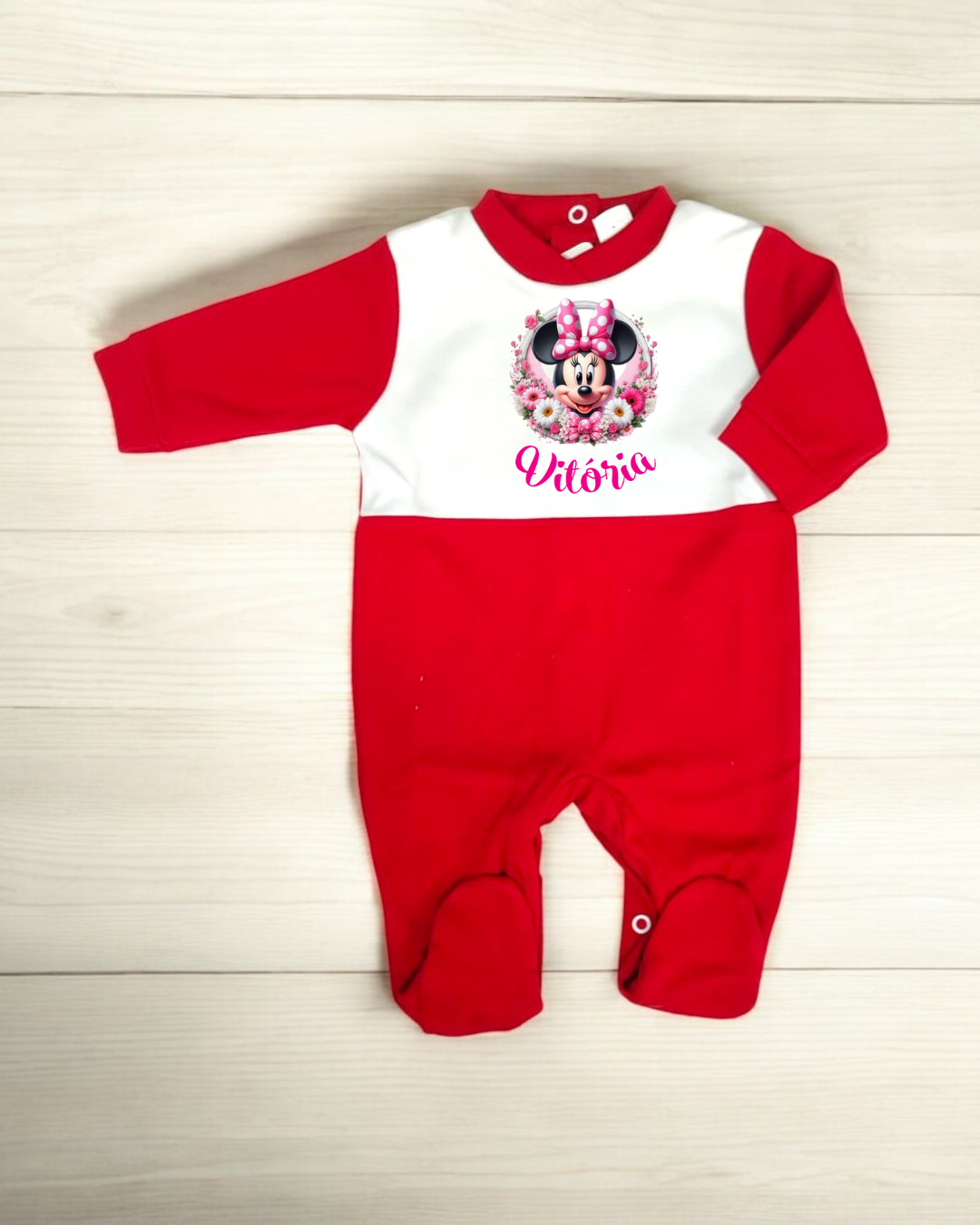 Macacão de bebé vermelho e branco com imagem da Minnie Mouse e texto 'Vitória'