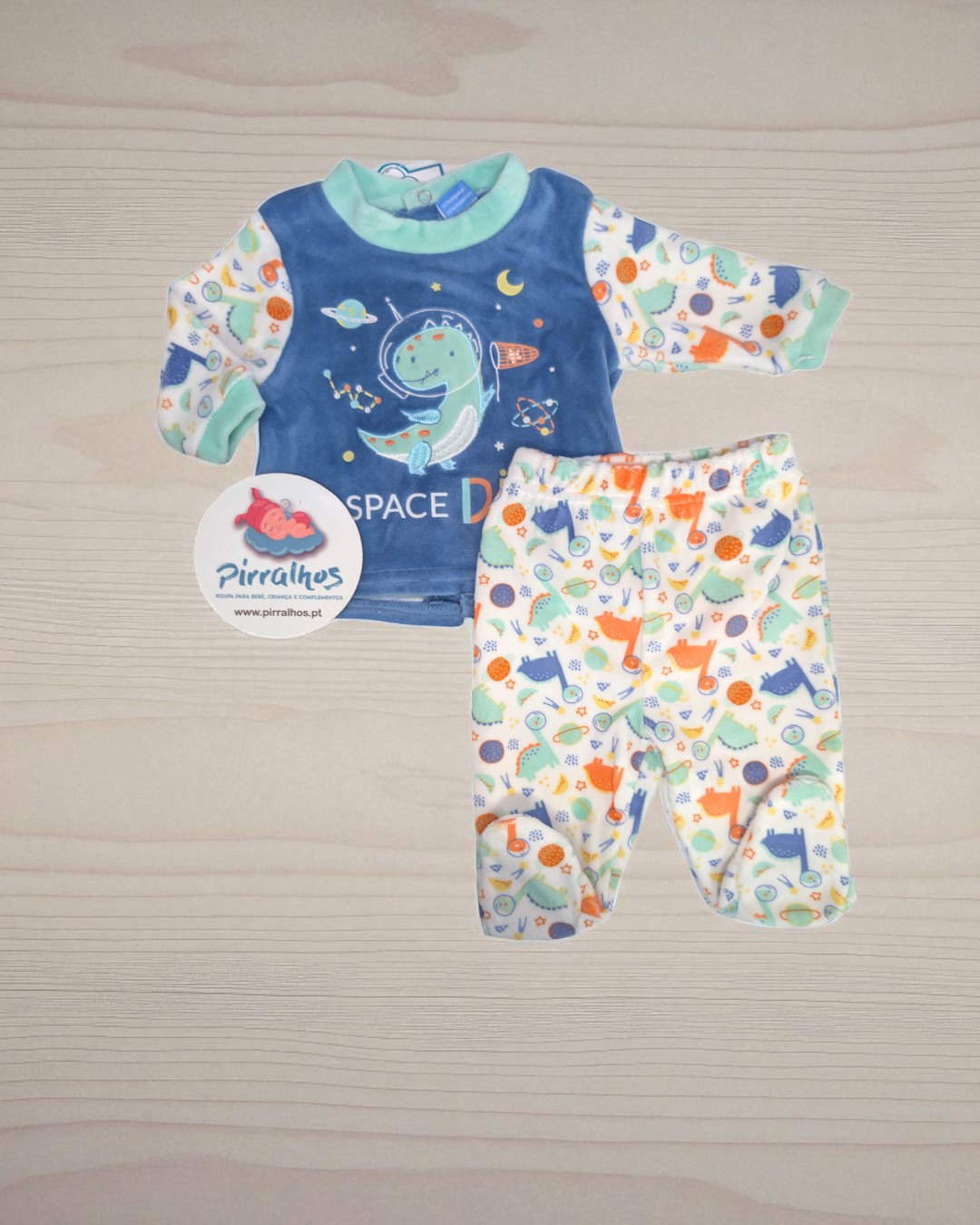Conjunto de roupa de bebé com dinossauro e elementos espaciais em cores azul, verde e branco