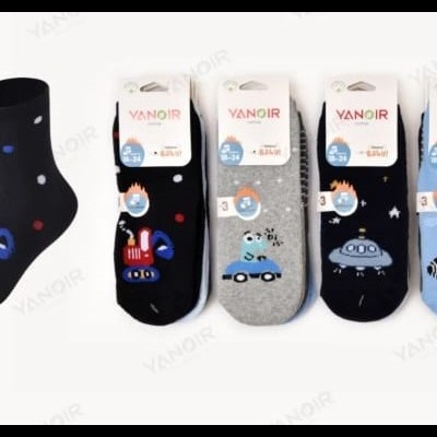 Conjunto de meias infantis coloridas com padrões de veículos e bombas