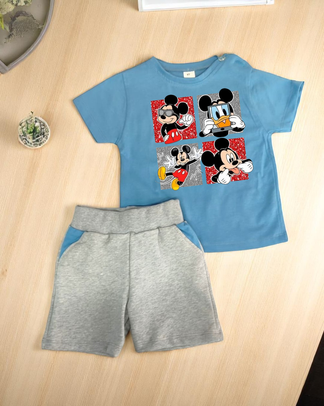 Conjunto infantil t-shirt azul com personagens Disney e calções cinzentos