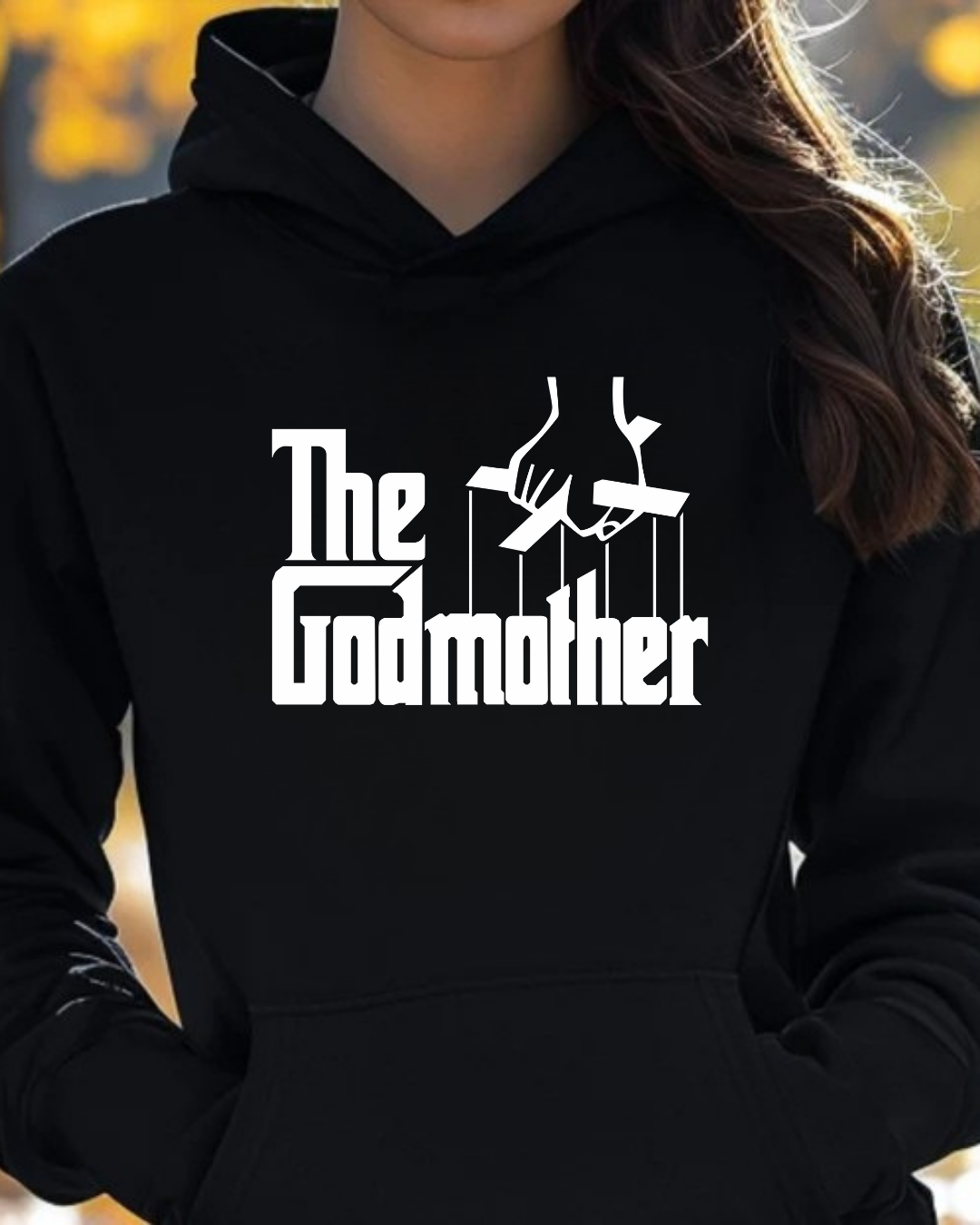 Sweatshirt preta com estampa branca 'The Godmother' e desenho de mãos com cordas de marioneta