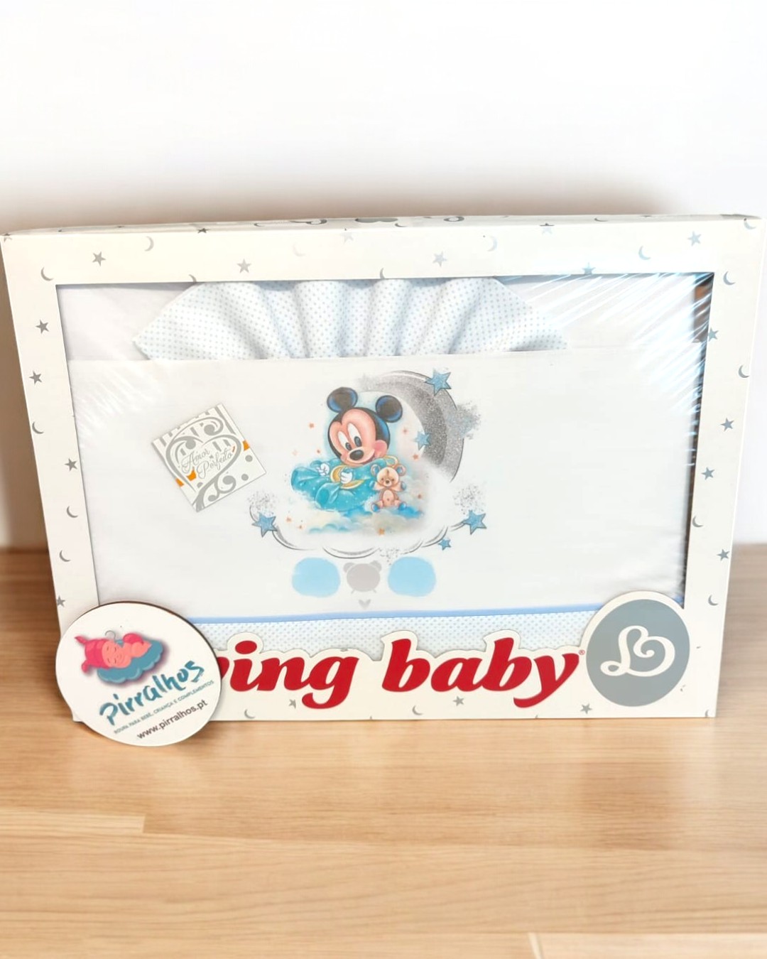 Caixa com manta de bebé branca estampada com rato animado e pato de borracha