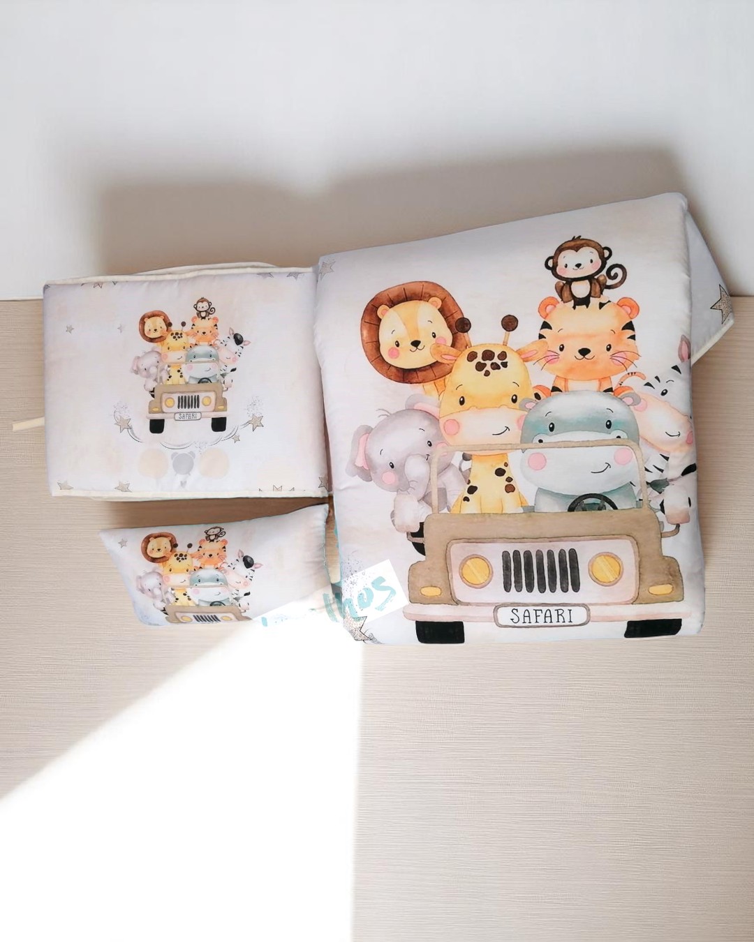 Três almofadas infantis brancas com animais da selva e carro safari
