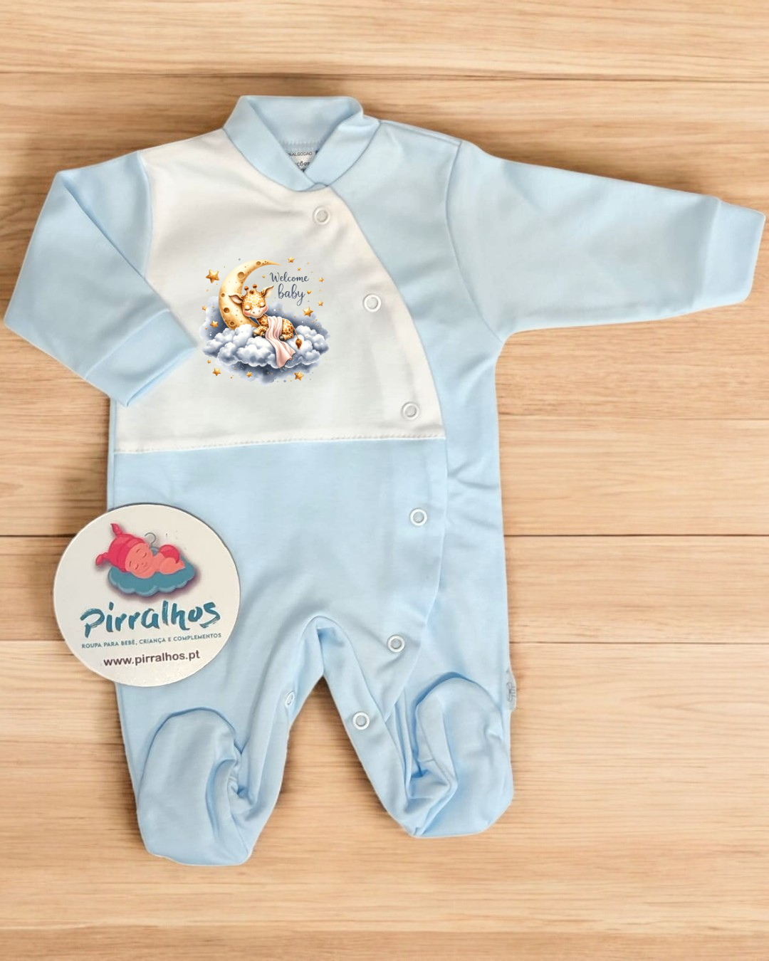 Pijamas de bebé azul claro com ilustração de urso e texto Welcome baby