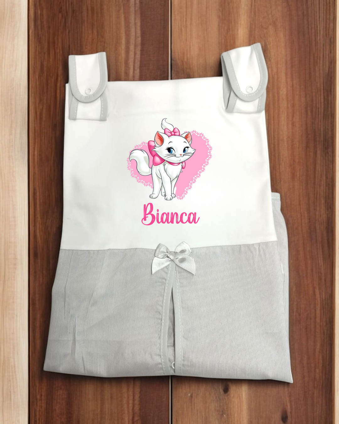 Roupa de bebé branca e cinza com ilustração de gato branco e texto 'Bianca'