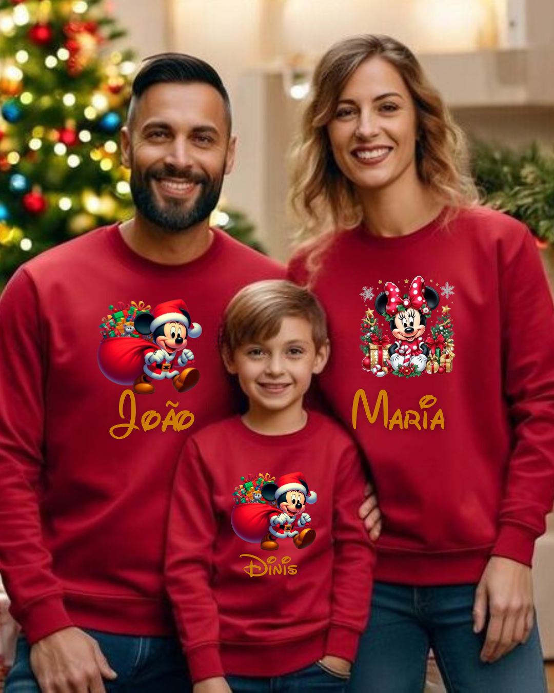 Três pessoas com sweatshirts vermelhas de Natal com personagens Disney e nomes personalizados.