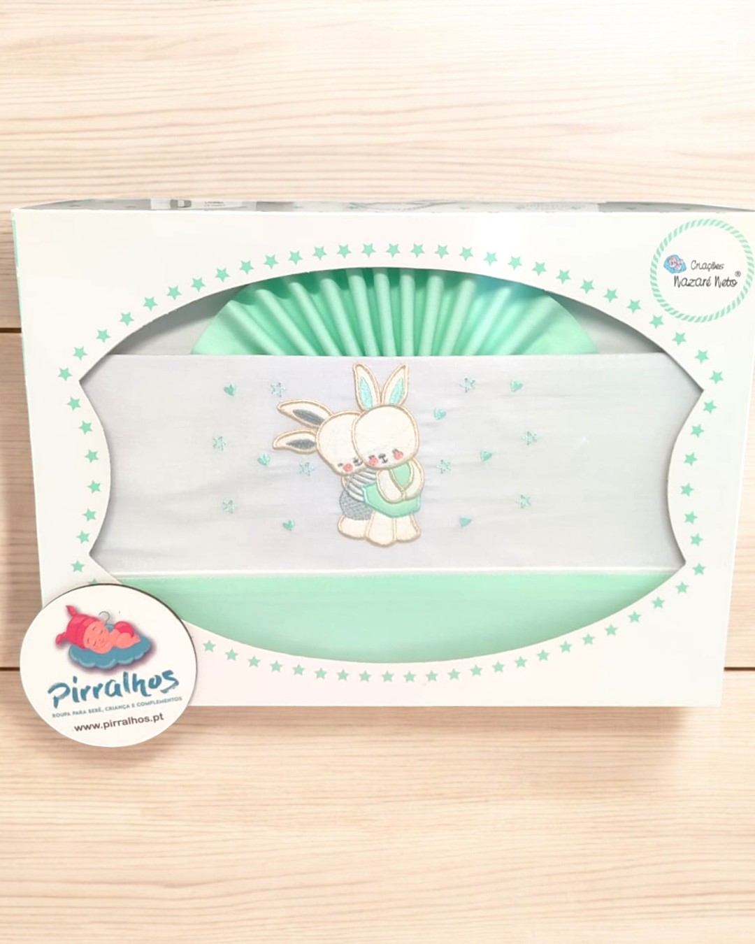 Conjunto de roupa de cama bebé verde e branco com bordado de coelhinhos