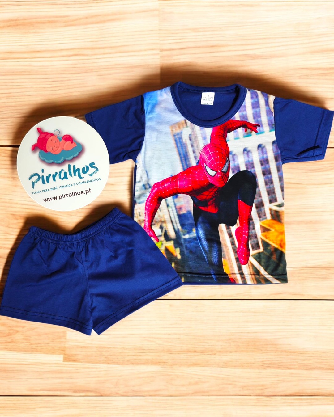 Conjunto de roupa de criança com t-shirt do Homem-Aranha e calções azuis