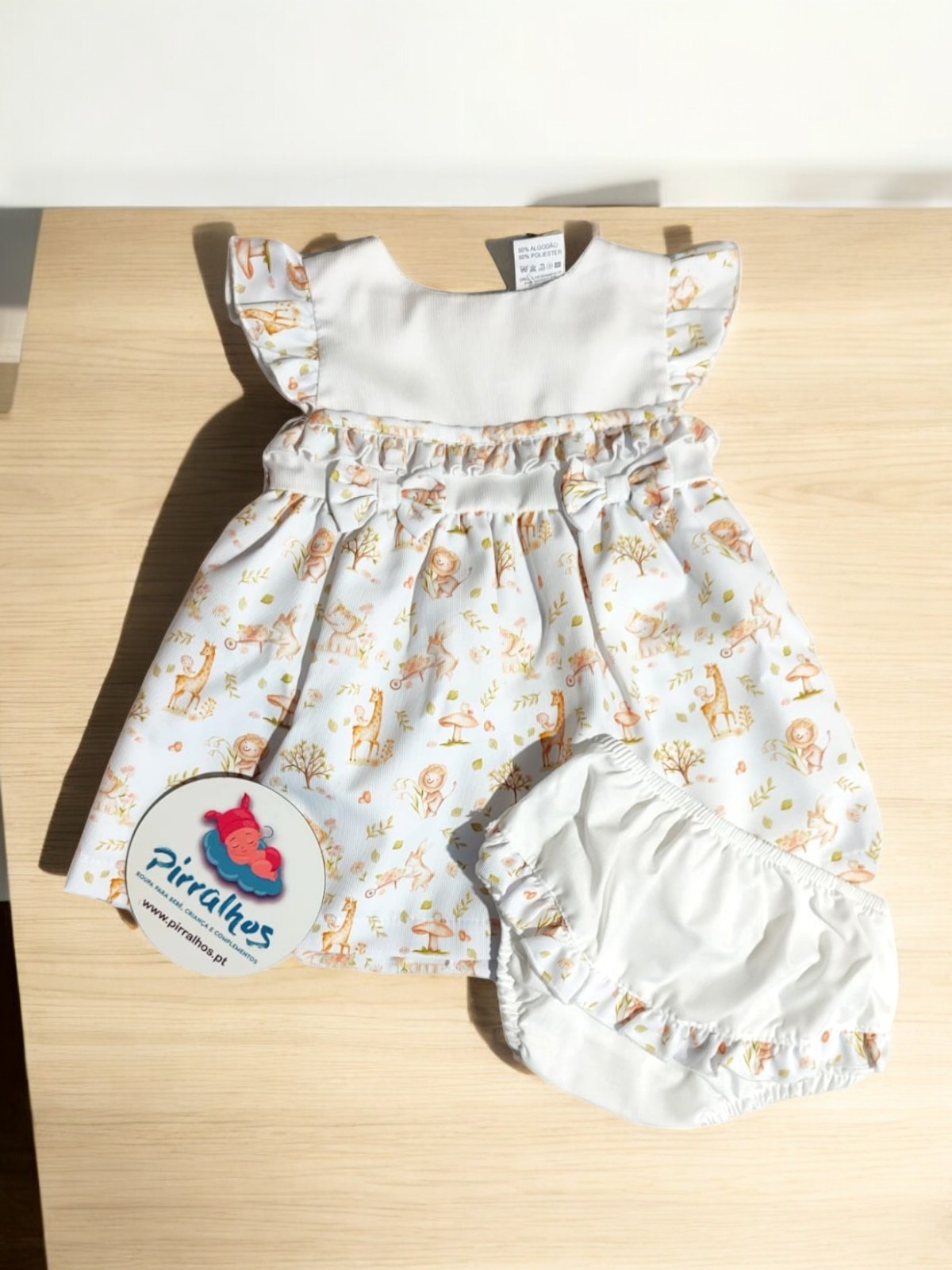 Vestido de bebé branco com padrão animal castanho claro e calções brancos com folho correspondente