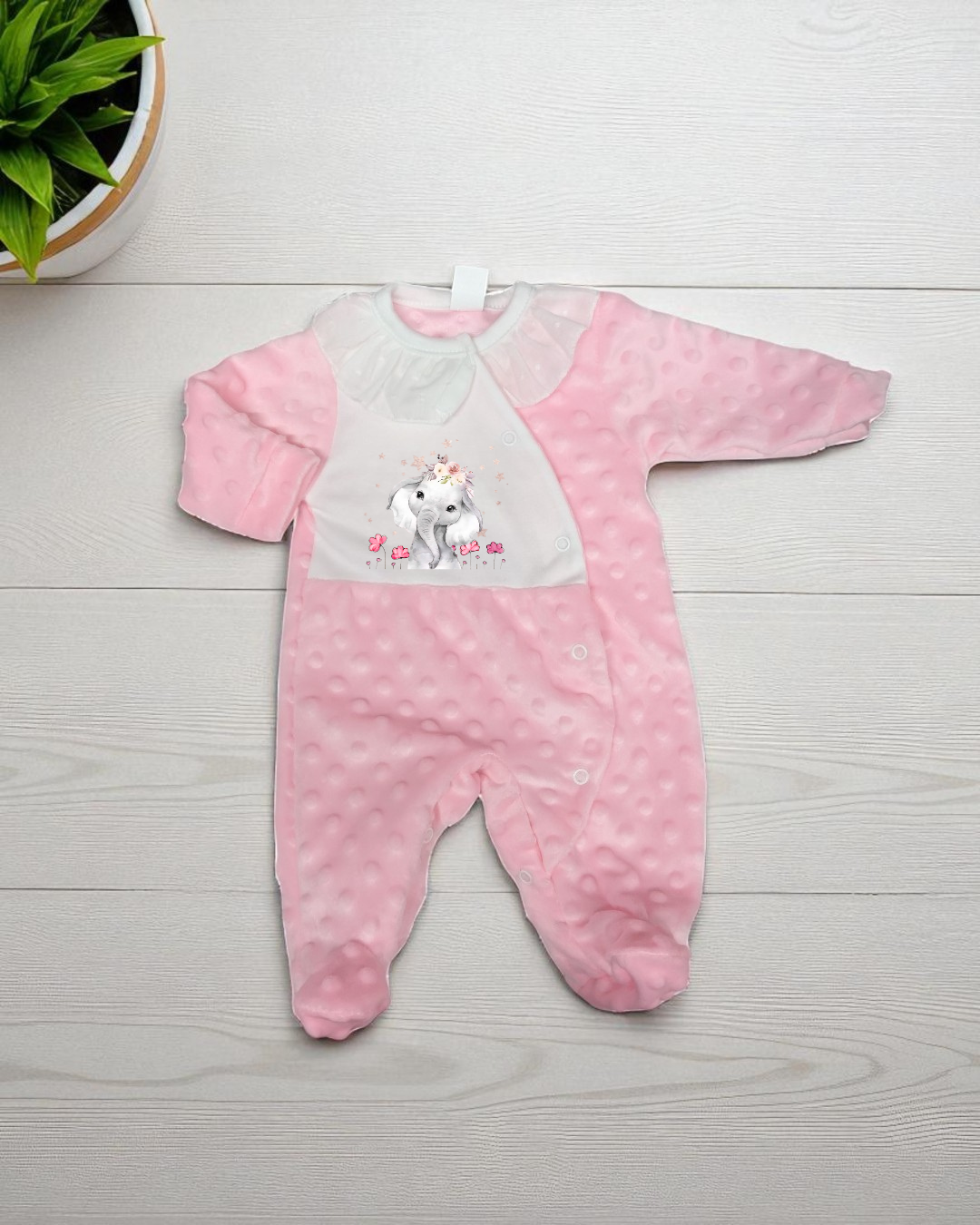 Pijama rosa para bebé com elefante decorativo e gola branca rendada