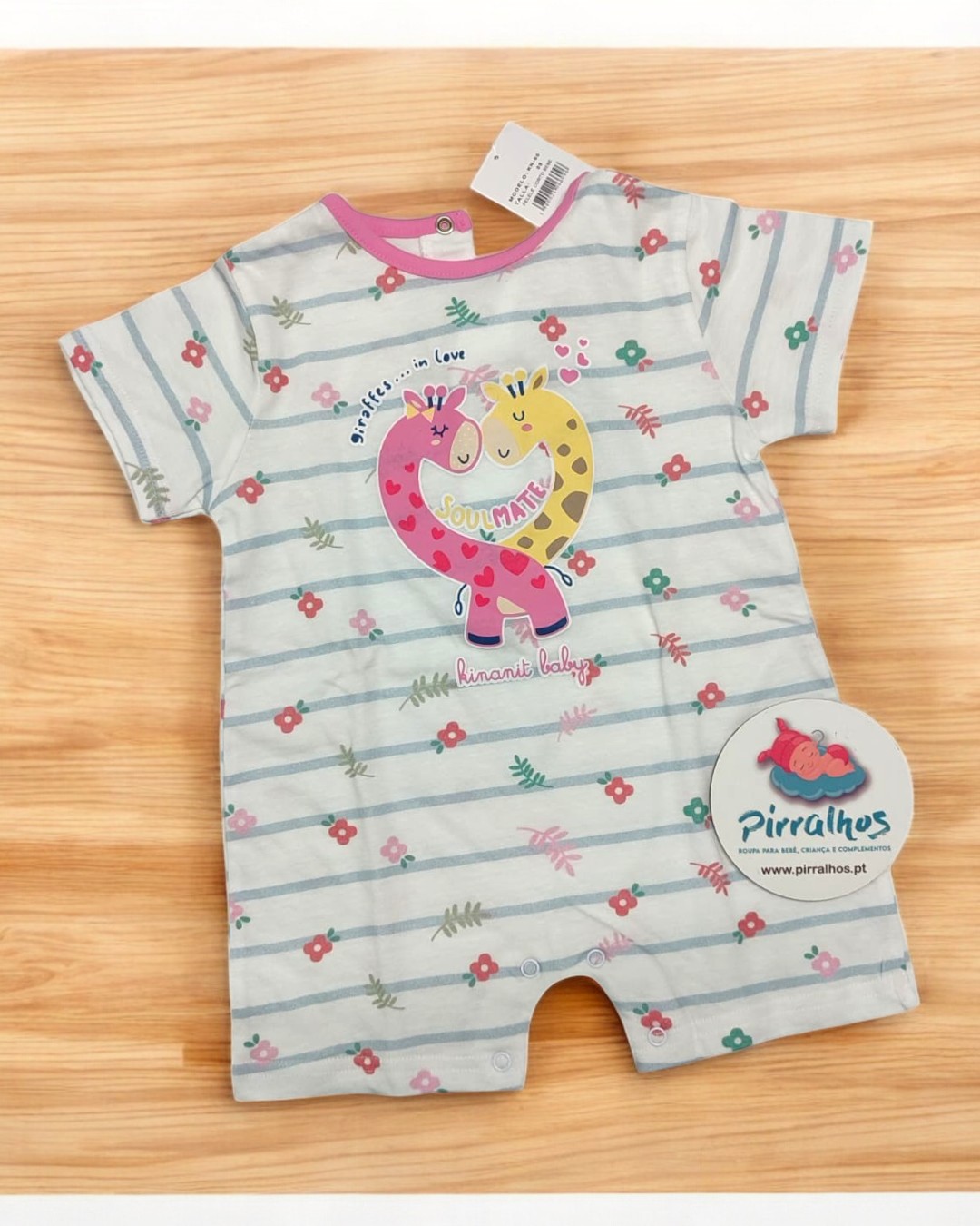Macacão curto de bebé com riscas cinzentas e flores coloridas com estampado de girafas em coração e texto