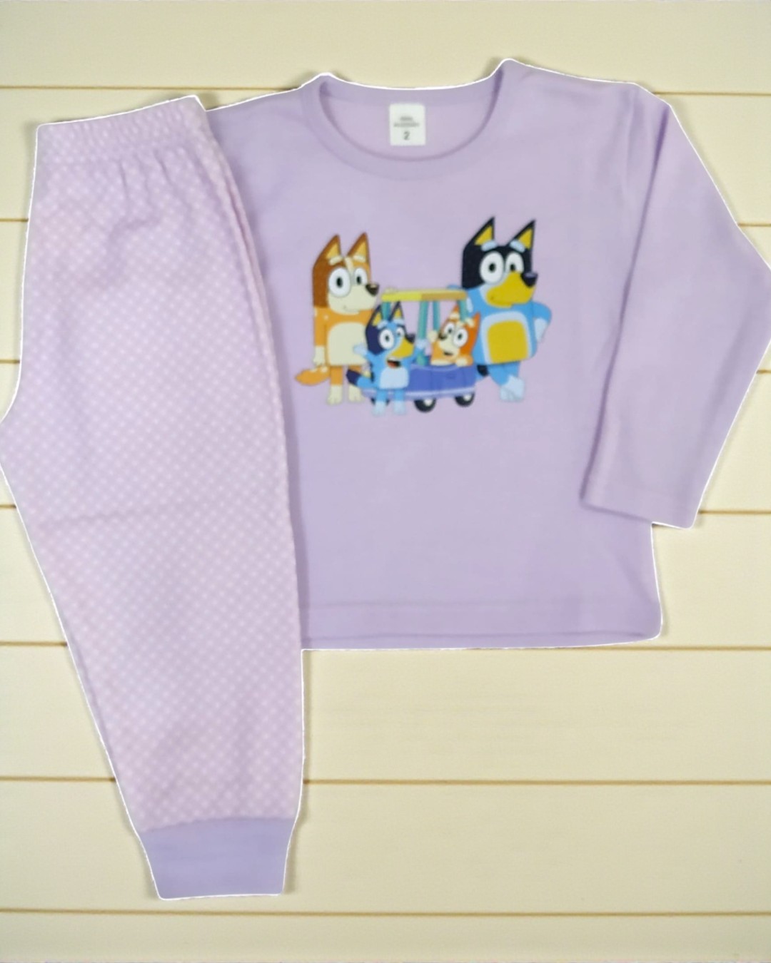Pijama infantil lilás com estampa de cães desenho animado