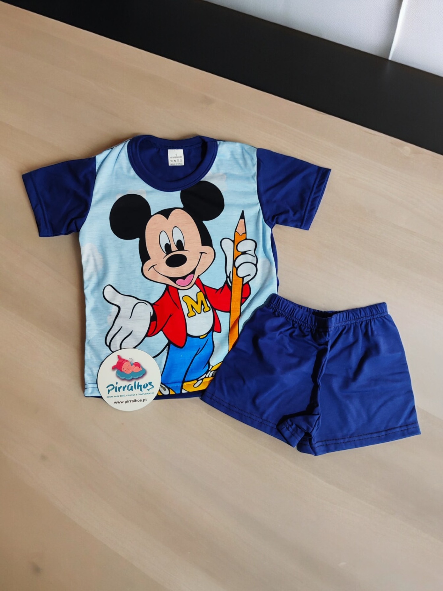 Conjunto infantil azul com t-shirt do Mickey Mouse e calções azuis