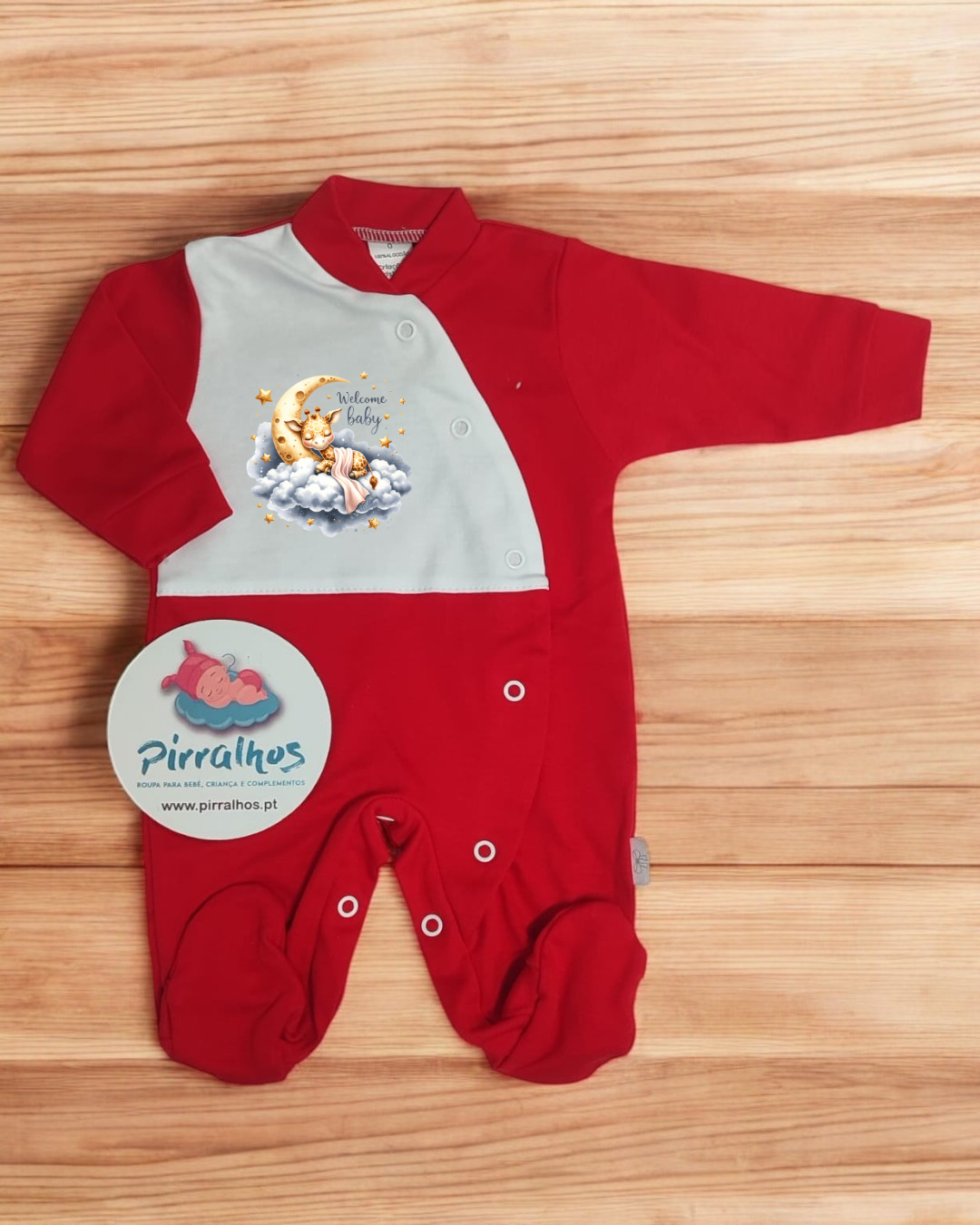 Pijama de bebé vermelho e branco com estampado de lua e estrelas, botões de pressão e etiqueta da marca.