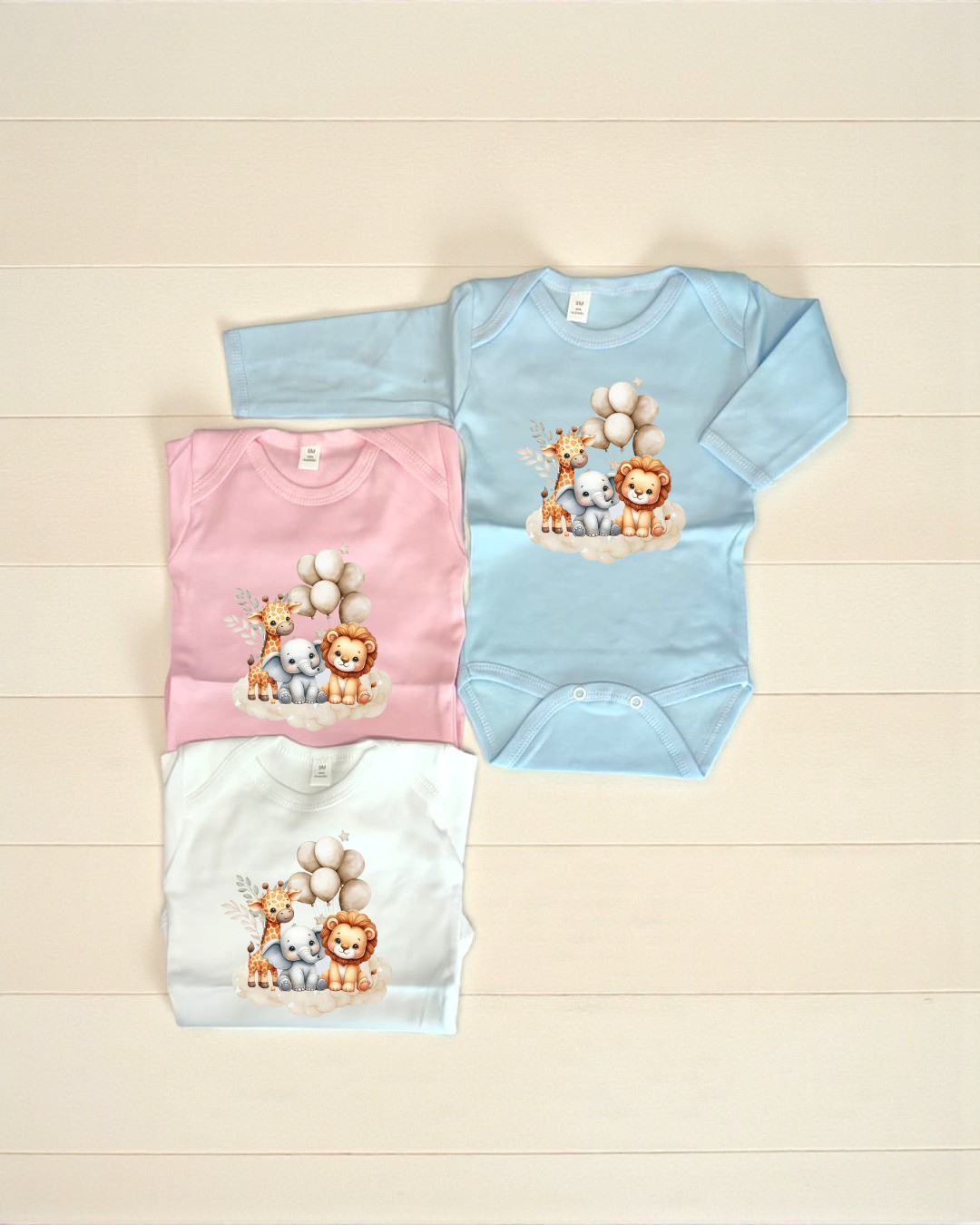 Bodies de bebé azul, rosa e branco com estampa de animais e balões.