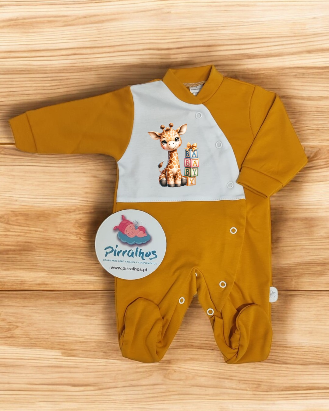 Macacão de bebé mostarda e branco com girafa e blocos BABY