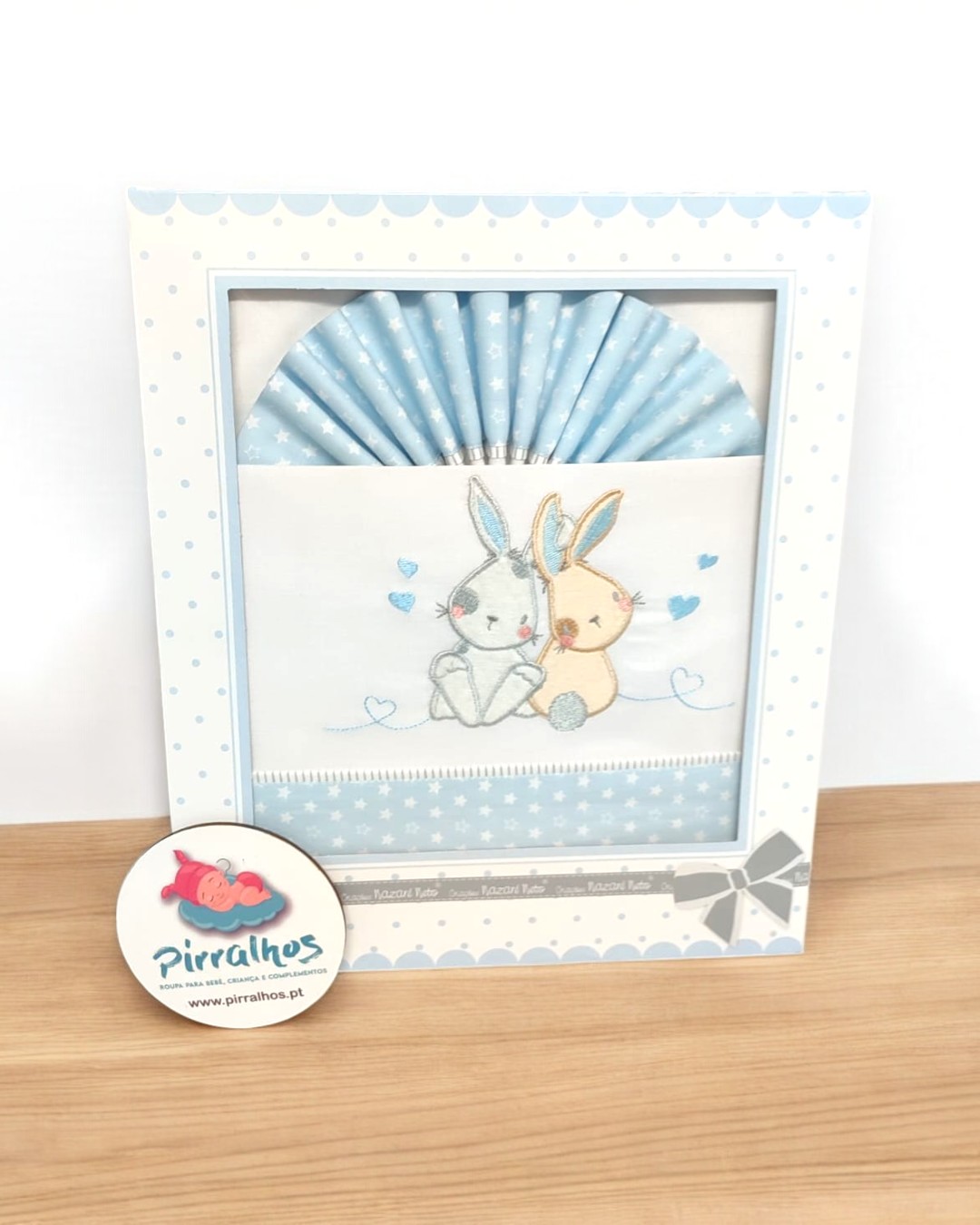 Conjunto de fralda e toalha de bebé com bordado de coelhinhos e padrão de estrelas azuis em caixa decorativa
