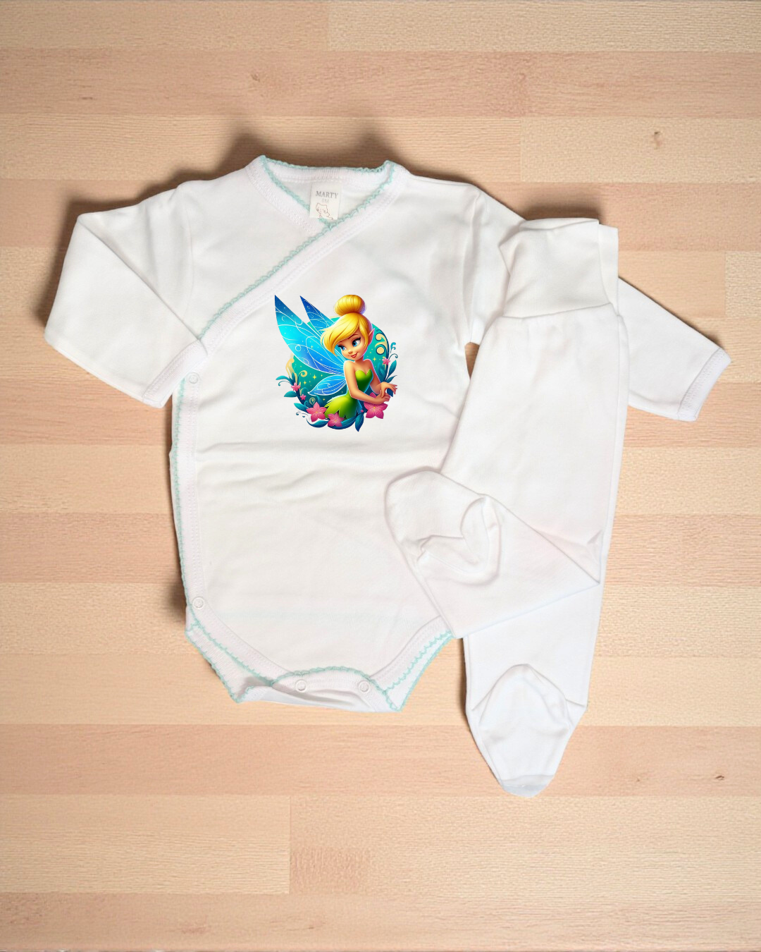 Conjunto de roupa de bebé branco com estampa da fada Sininho