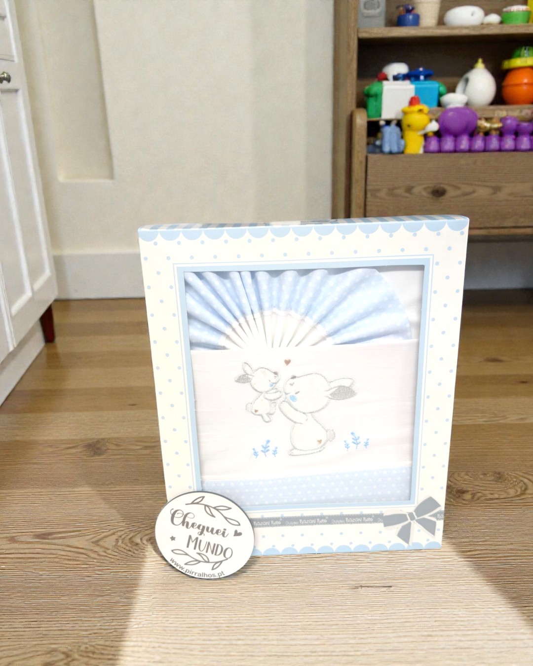 Moldura de foto azul claro e branco com imagem de patinhos e texto