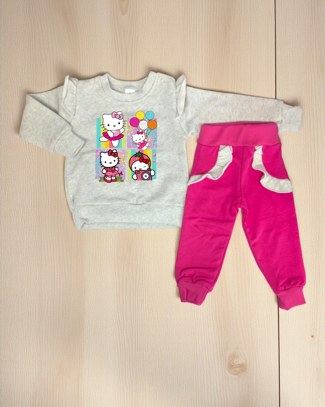 Conjunto infantil com sweatshirt cinzenta Hello Kitty e calças rosa com bolsos brancos