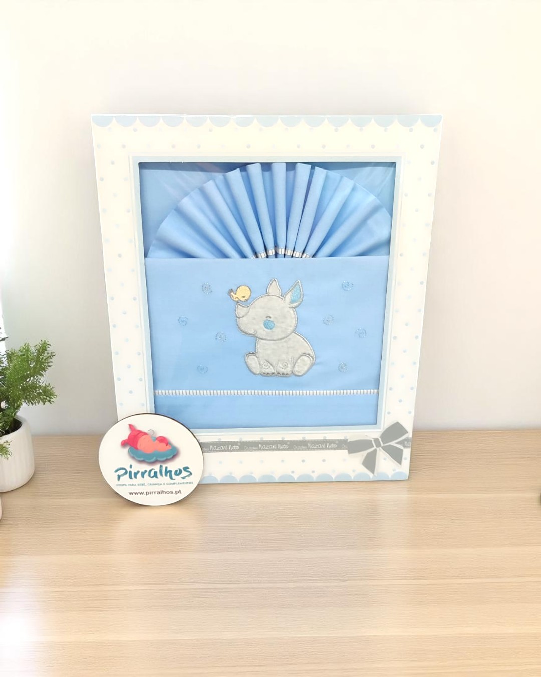 Conjunto de roupa de cama azul claro para bebé com bordado de coelho e pato amarelo numa moldura branca