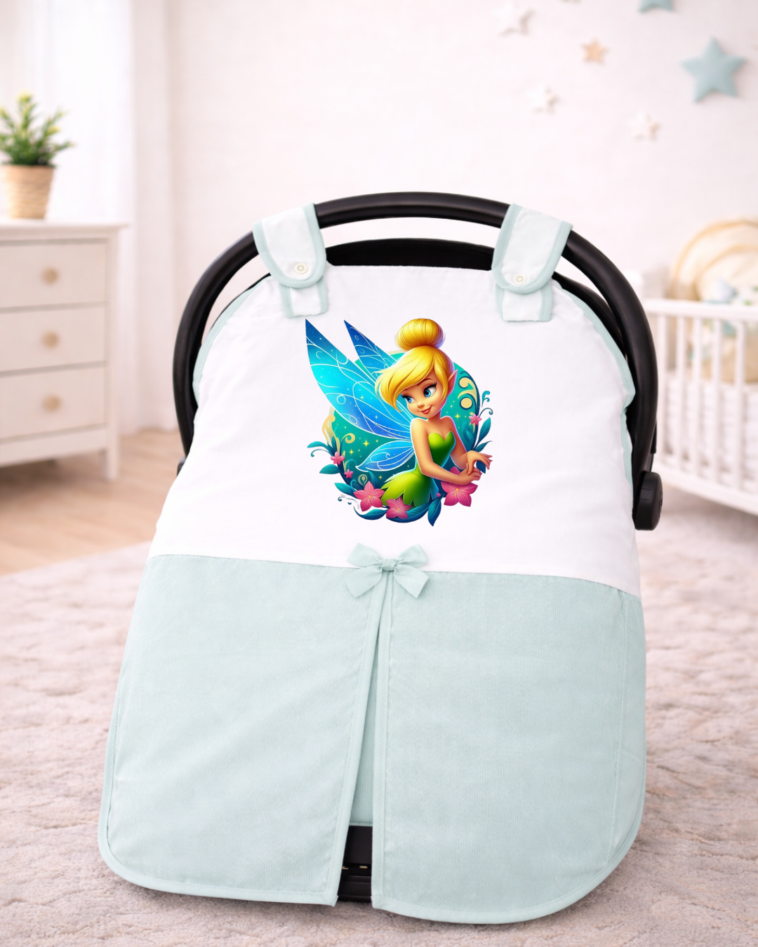 Capa para cadeira de bebé com ilustração de fada colorida e detalhes em azul-claro
