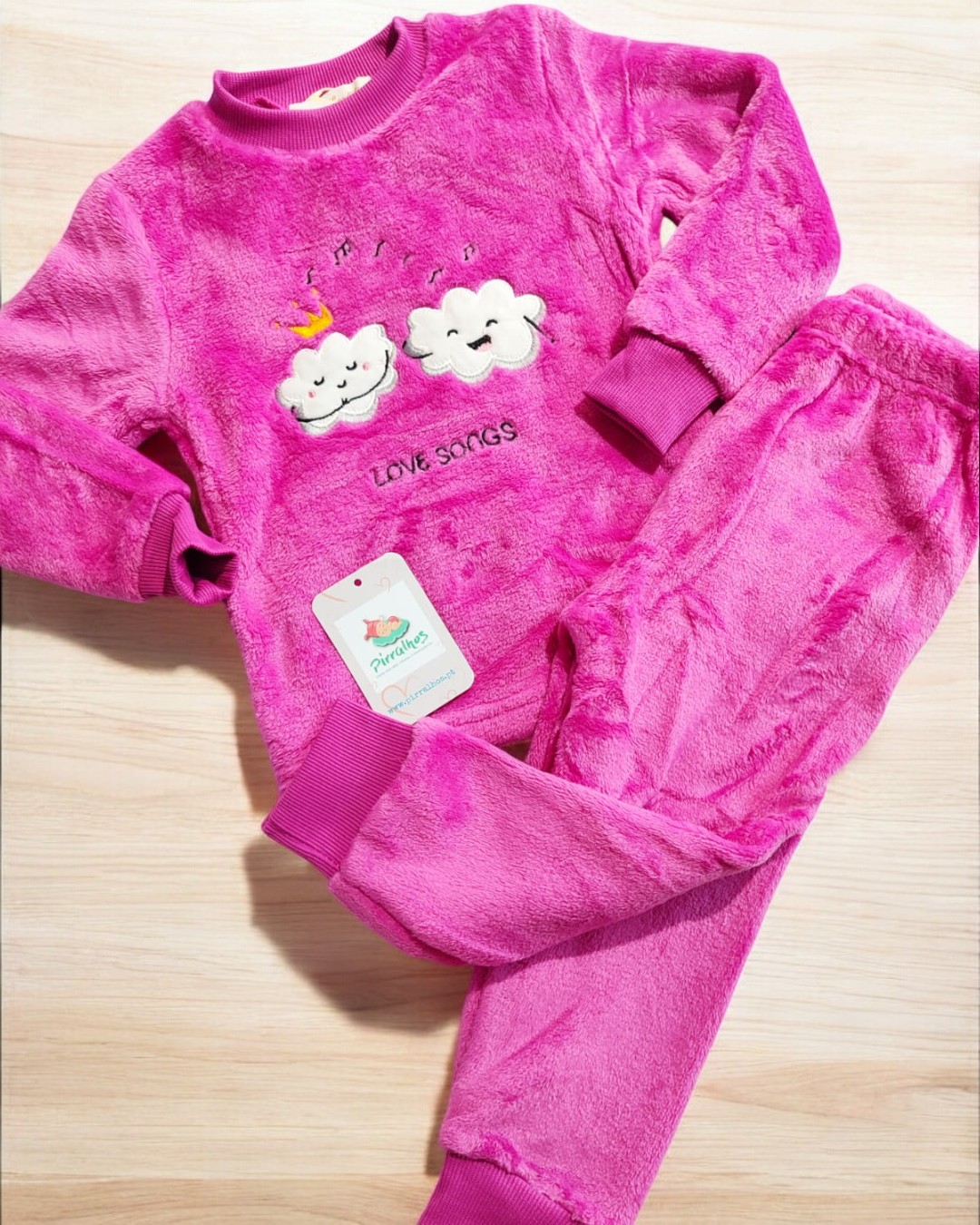 Conjunto de pijama rosa felpudo com nuvens e texto LOVE SONGS