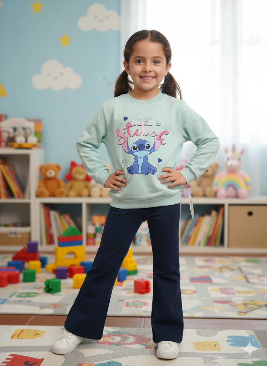 Menina em quarto infantil com camisola verde-água estampada com Stitch e calças azul-escuro