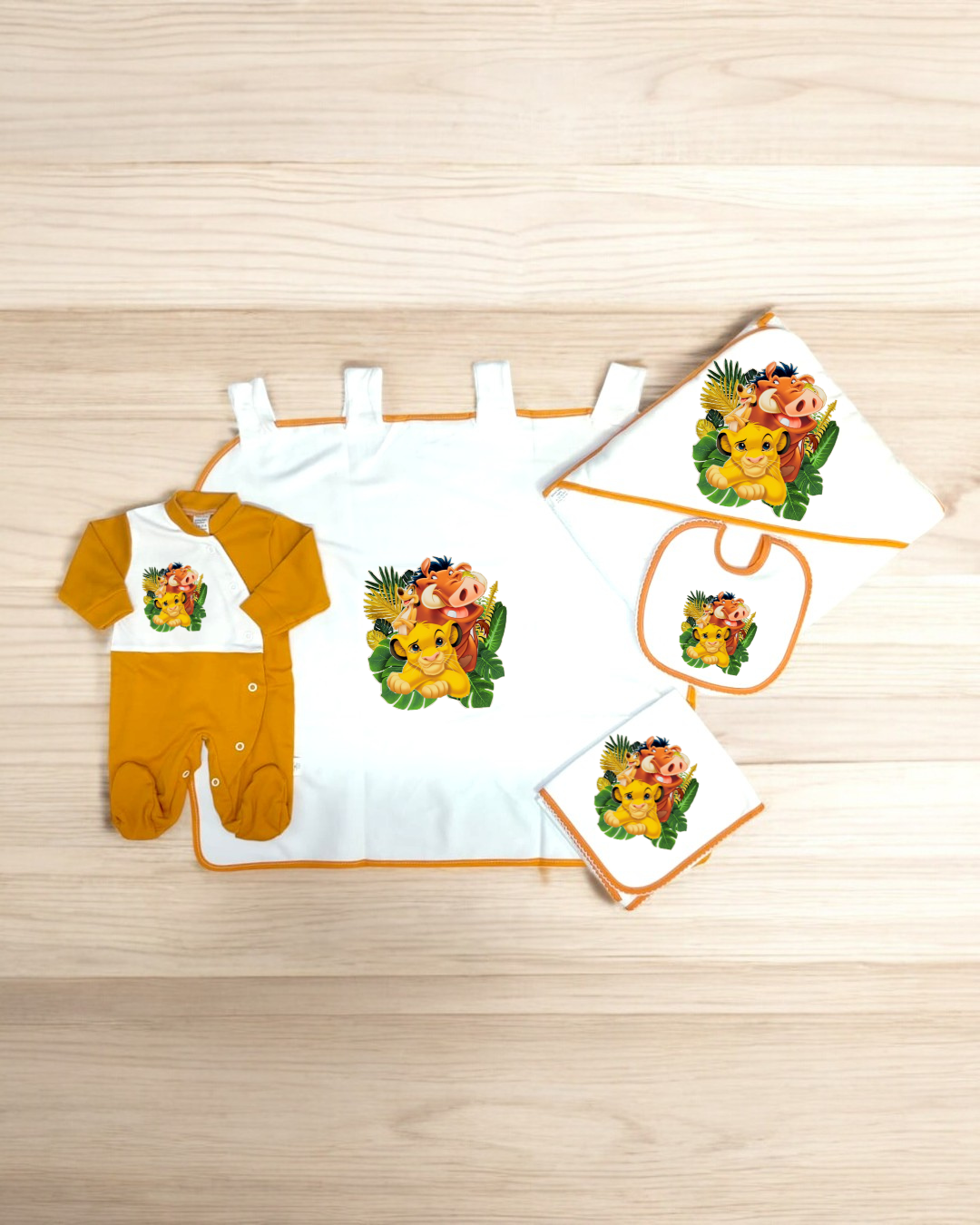 Conjunto de roupa e acessórios para bebé com estampa do Rei Leão em fundo branco e laranja