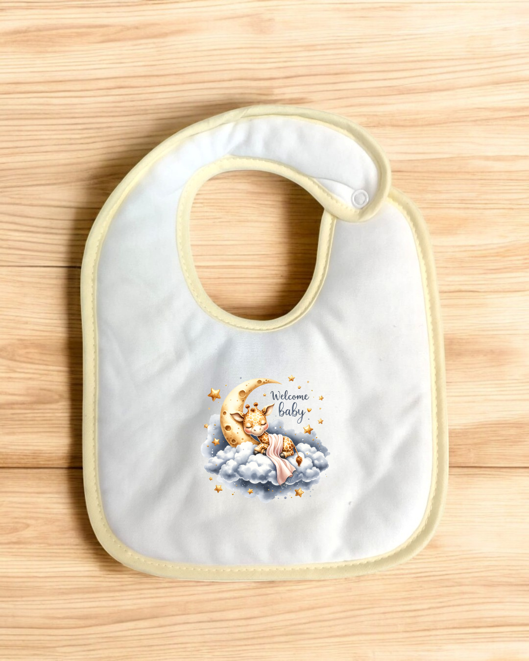 Babete branco com estampa de raposa em nuvem e texto Welcome Baby