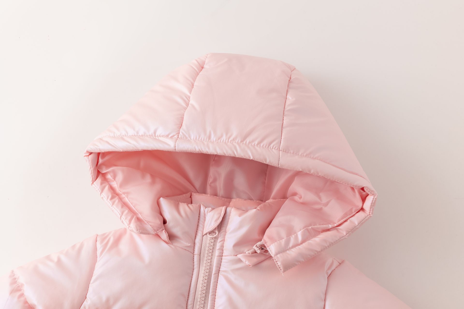 Casaco infantil rosa claro acolchoado com capuz