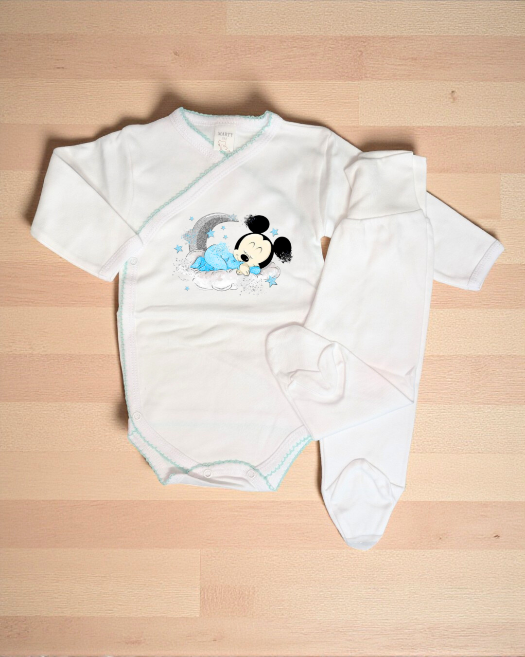 Conjunto de roupa de bebé branca com estampado Mickey adormecido e calças com pés