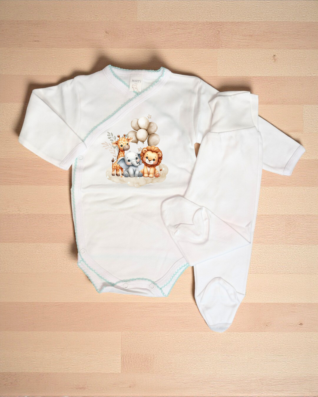 Conjunto de bebé branco com body e calças e estampado de animais