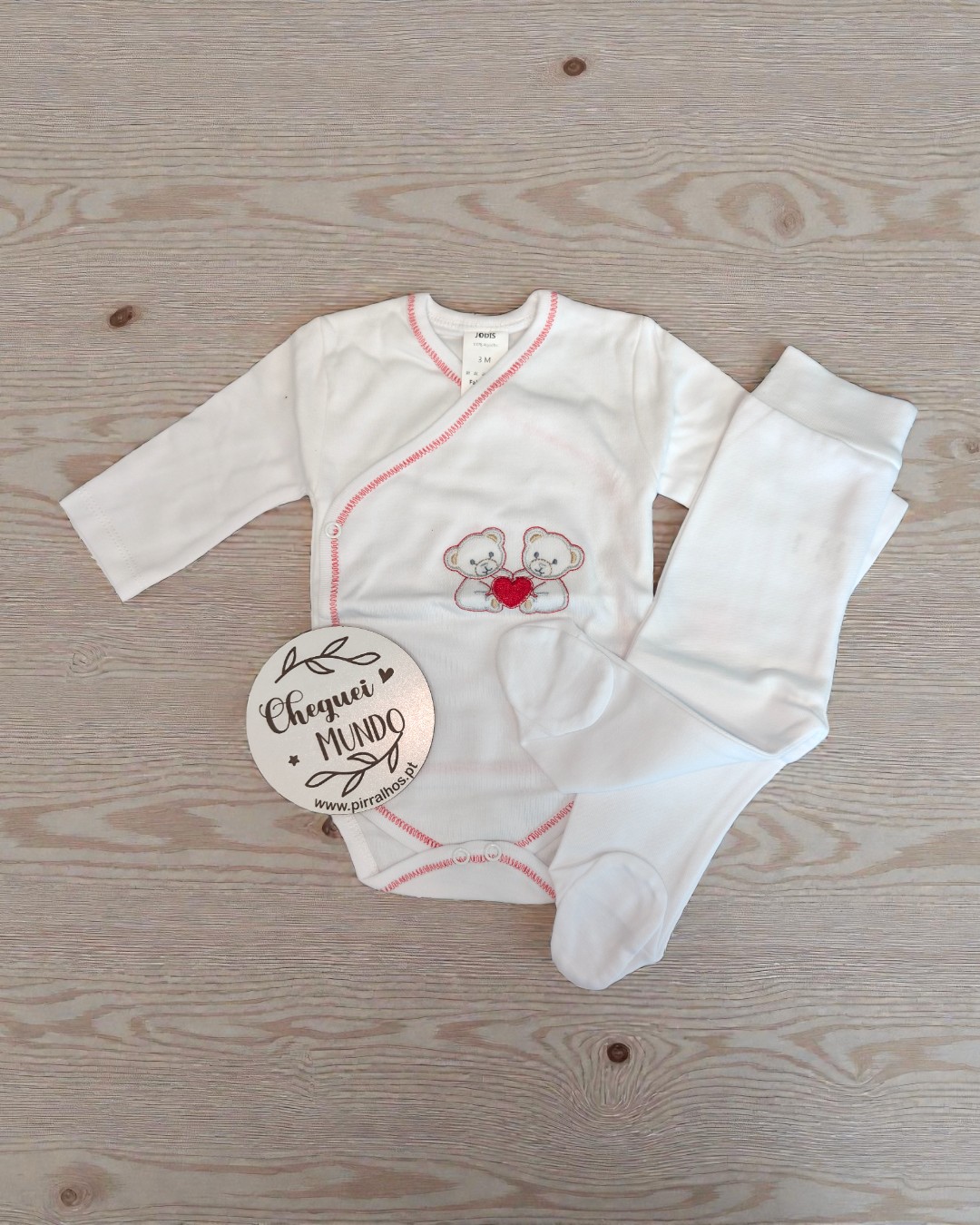 Conjunto de roupa de bebé branca com ursinhos bordados e etiqueta redonda