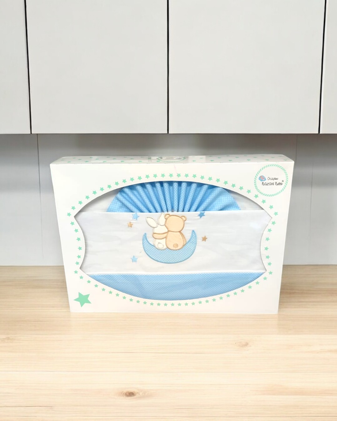 Conjunto bordado para bebé em embalagem branca com estrelas verdes