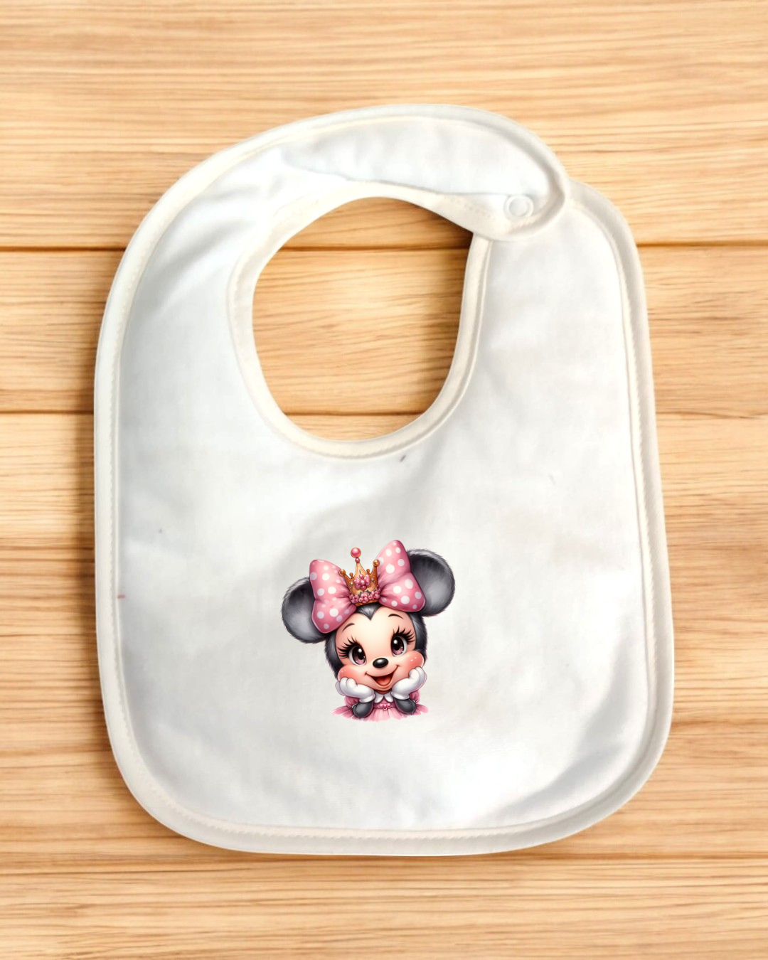 Babete branco com ilustração de personagem de desenho animado e botão de fecho