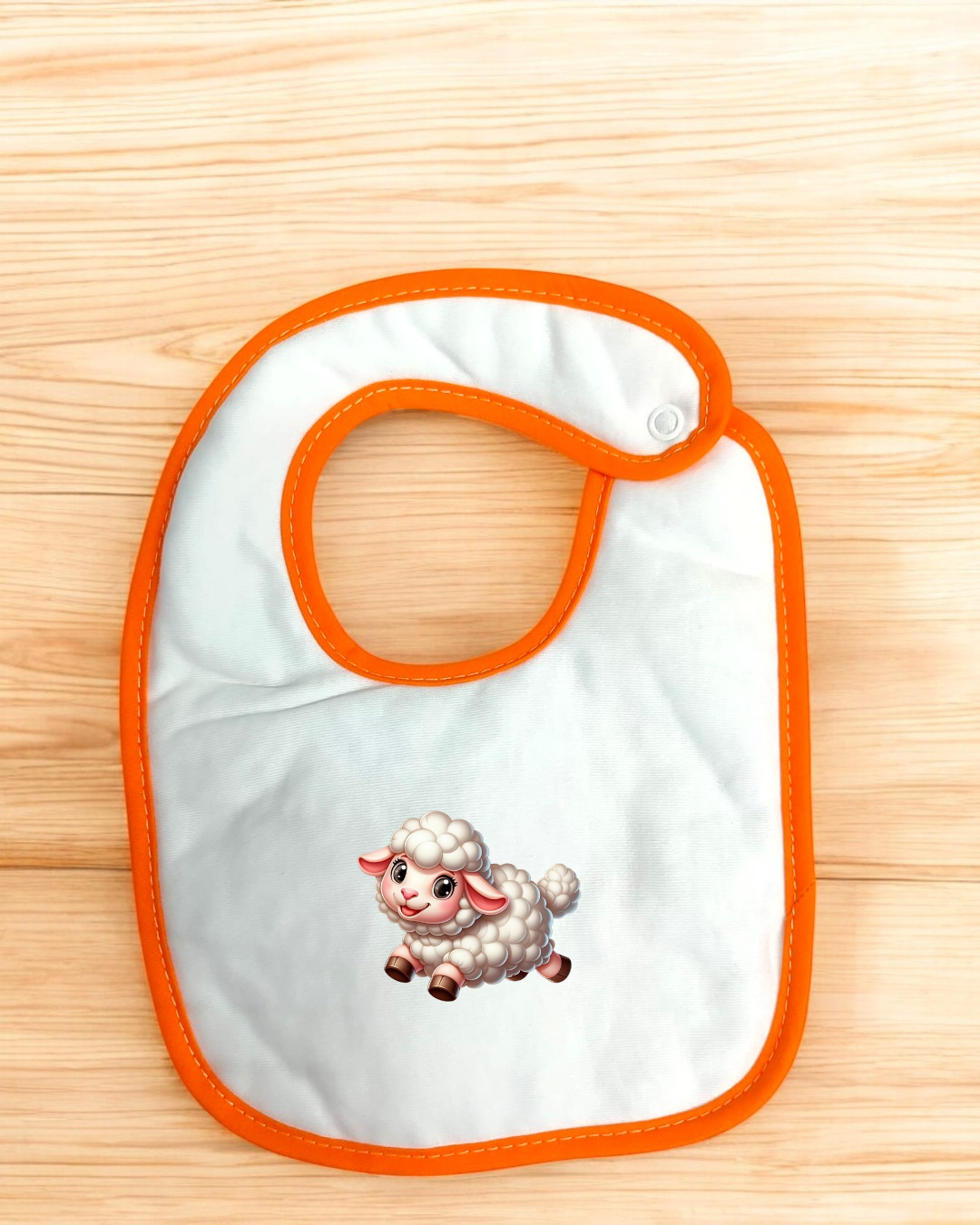 Babete branco com borda laranja e desenho de cordeiro