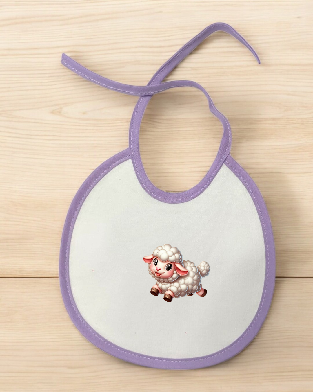Babete para bebé branco com bordas roxas e uma ilustração de cordeiro