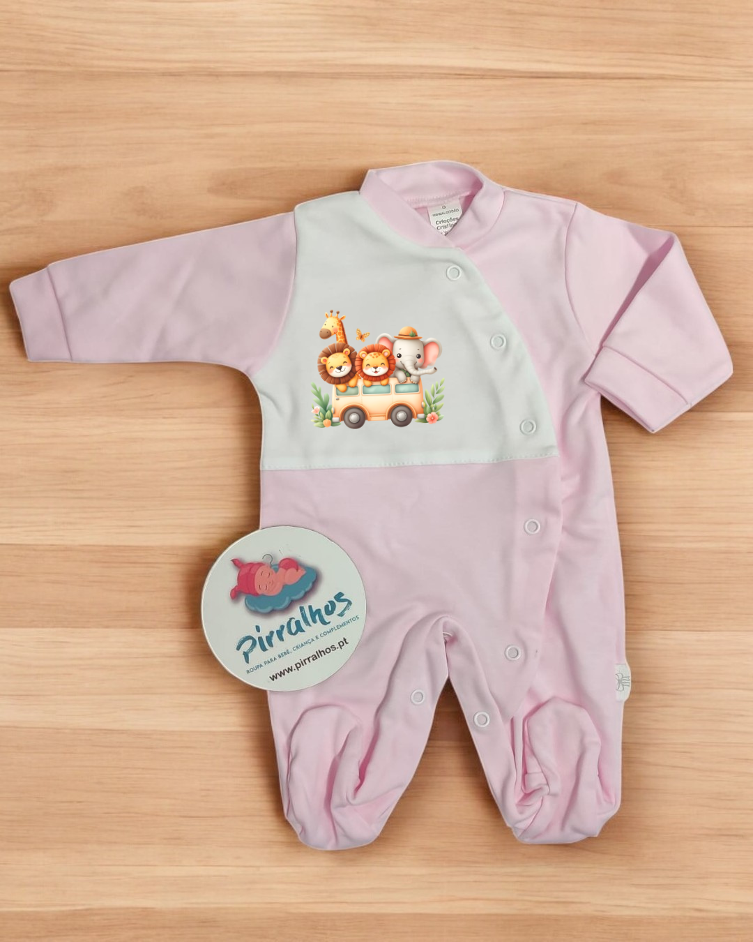 Macacão de bebé rosa claro e branco com estampado de animais e etiqueta da marca