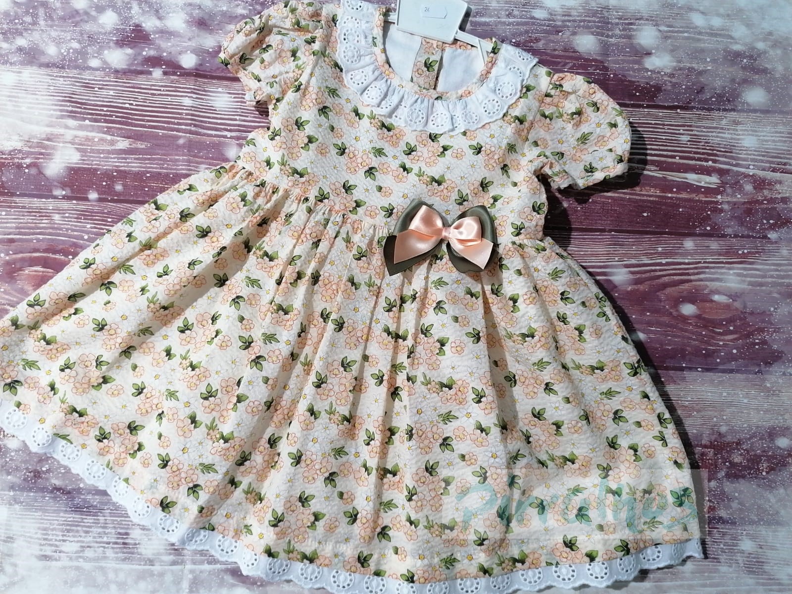 Vestido infantil floral com laço rosa e renda branca