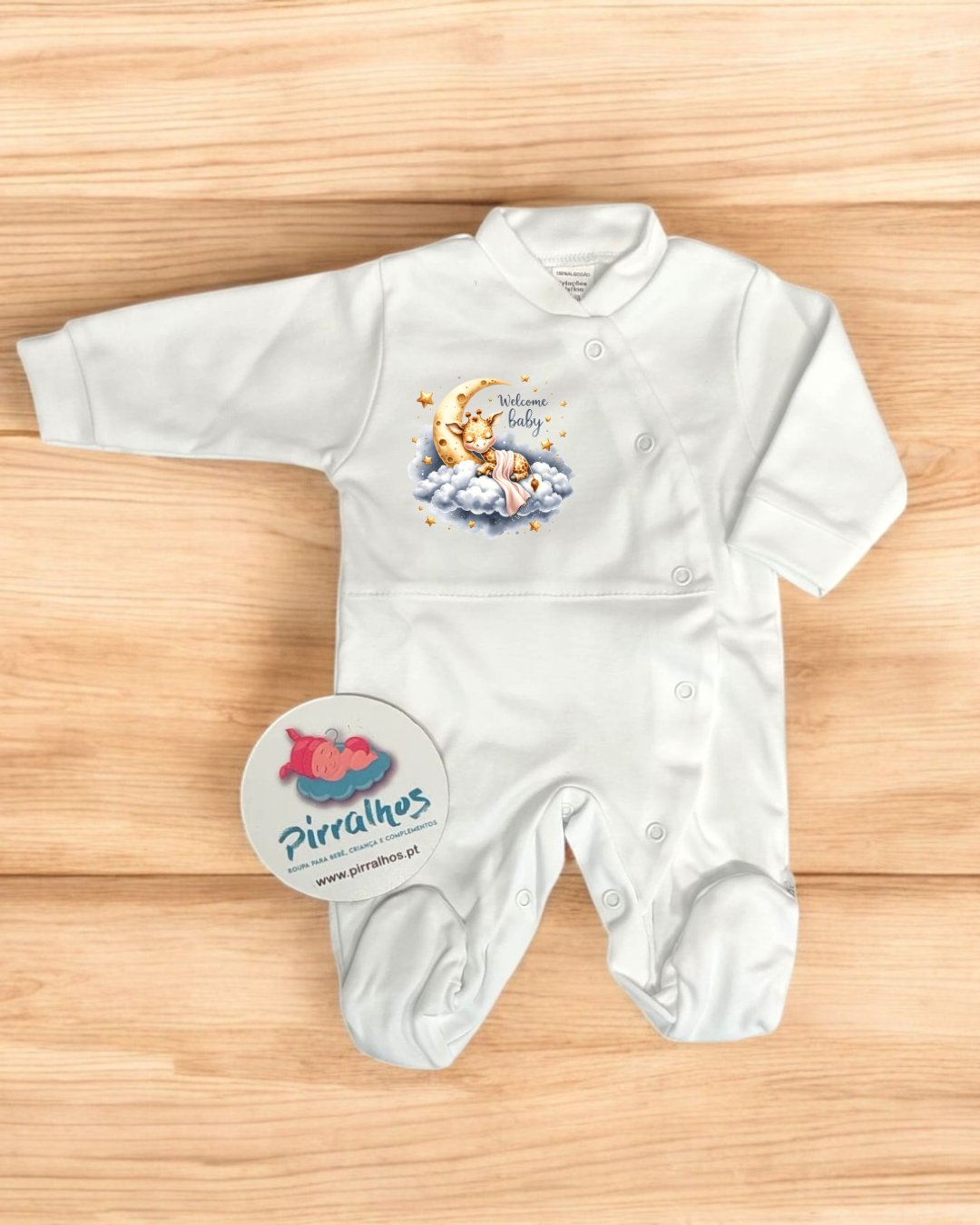 Pijama branco para bebé com estampado de lua, estrela e coelho e texto welcome baby