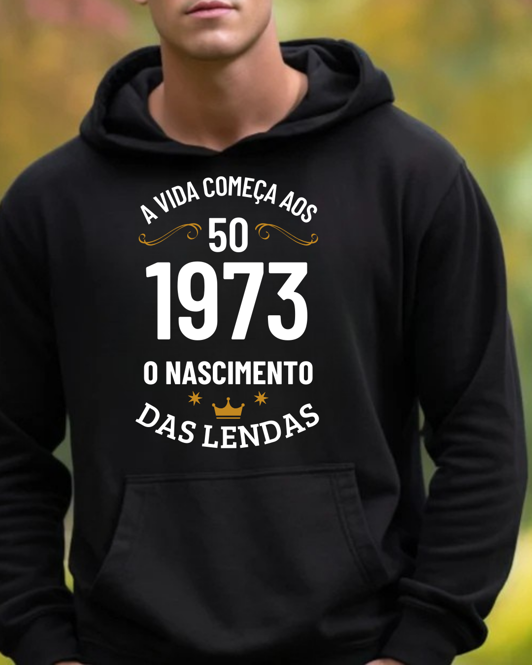 Sweatshirt preta com capuz e texto em branco e dourado sobre a frente